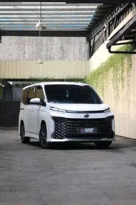 (ISTIMEWA) TOYOTA NEW VOXY 2.0 AT TSS 2023 PUTIH