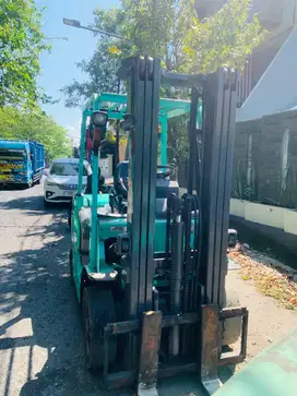 MITSUBISHI GRENDIA 3 TON MAST TRILIFT TAHUN MUDA BERGARANSI