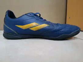 Sepatu futsal mills biru