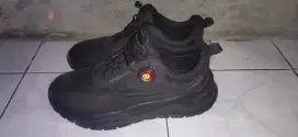Sepatu sport safety merk aieso