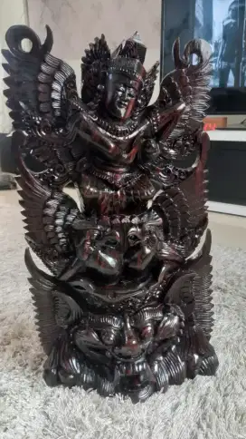 Hiasan kayu ukir Garuda Wisnu Kencana