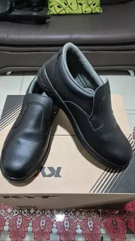 DIJUAL SEPATU SAFETY MERK KRISBOW UKURAN 42