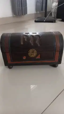 Peti kayu ukir klasik
