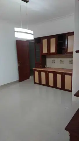 DISEWAKAN RUMAH DI METRO PERMATA LT.144m2 POSISI DI BOULEVARD