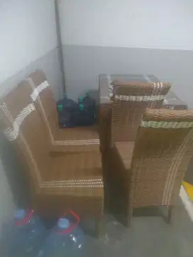 Meja makan satu set 4 kursi y
