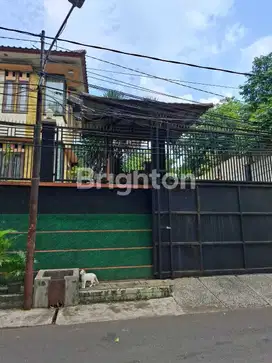 RUMAH NAN LUAS UNTUK KELUARGA BESAR YANG HARMONIS DI KAWASAN ULUJAMI