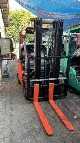 JUAL FORKLIFT TOYOTA 2,5 TON MAST TRILIFT TAHUN MUDA BERGARANSI
