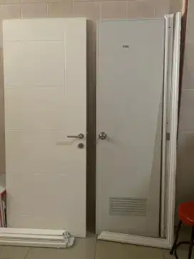 Pintu kayu kamar