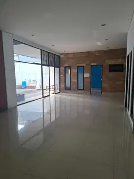 DISEWAKAN RUKO GANDENG 2 LANTAI DI SEBERANG MAL & DERETAN KOMERSIAL!