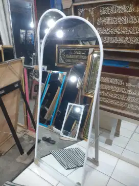 Kaca cermin standing oval jumbo
