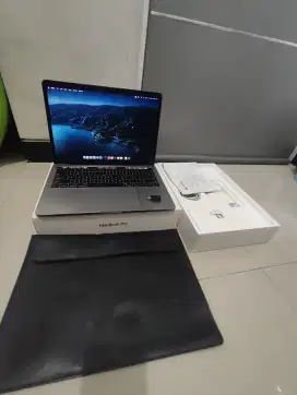 Laptop MacBook Pro 2017 Touch Bar 13,Ram 8/256GB cocok Kerja/Kuliah