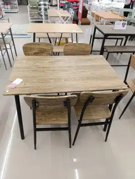 Meja makan selma