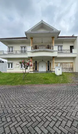 Rumah 2 Lantai Bagus SHM di Pakuwon Indah Siap Huni