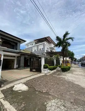 Disewakan Rumah di Tebet , pinggir jalan raya, cocok untuk usaha
