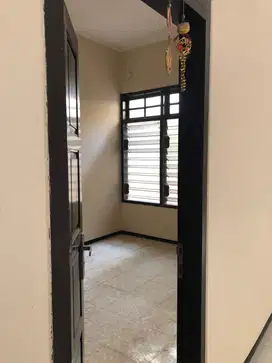 Rumah tengah kota Semarang siap pakai dijual di Taman Pekunden