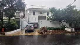 Rumah 2 lantai siap huni dekat dengan SCBD