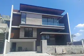 2 Lantai Split Level Rumah Citraland Newton Hill Surabaya Barat