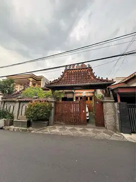 Rumah Strategis Dua Lantai di Matraman Jakarta Timur
