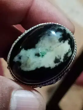 Cincin batu motif kepala anjing