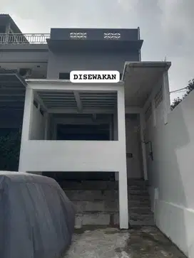 Disewakan Rumah 3 lantai di Jalan utama Kebagusan Raya.