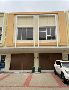 Ruko 2 lantai. Sudah renovasi. Bebas banjir. Lokasi strategis.