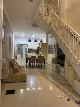 Dijual Rumah Sangat Bagus, Terawat, Siap huni Manyar Indah 2,5 lantai