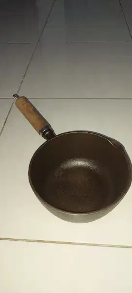 Koch & Backen Cast Iron Milk Pot Wooden Handle 17 cm