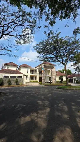 Dijual Rumah Megah dengan Private Pool di Ijen Nirwana, Malang