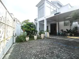 Rumah Mewah Furnish dan Kolam Renang Ring 1 Kota Solo