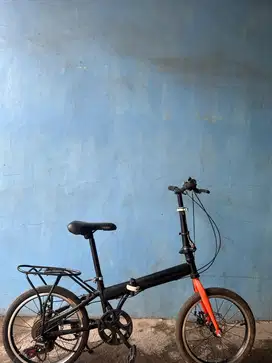 Sepeda lipat hitam