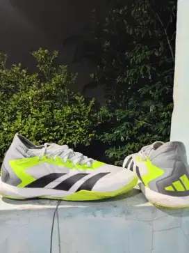 Adidas predator UK 42 baru 3 kali pake nota ada
lokasi Tangerang