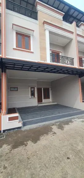 Rumah 2,5 Lantai bonus rooftop dikramat jati jakarta timur