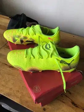 sepatu bola puma