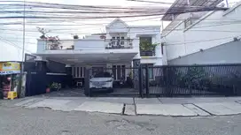 Rumah 2 Lantai lahan luas Akses Jalan Luas 2 Mobil di Menteng Dalam