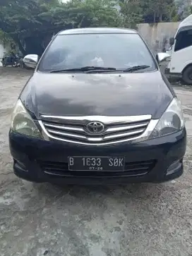 Kijang Innova tahun 2011 metalik