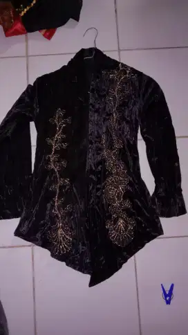 Dijual kebaya bludru hitam Untuk Remaja