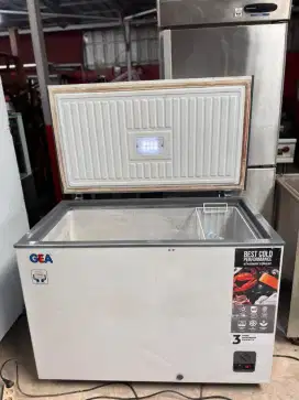 Freezer box 
Merk GEA
kapasitas 330 liter
Mesin ORI
Handel ga ada