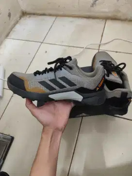 Sepatu trail running adidas original