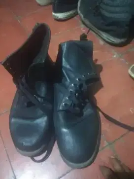 Jual aja sepatu docmart dari pd tidak terpakai