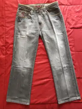 JEANS WARNA HITAM.
