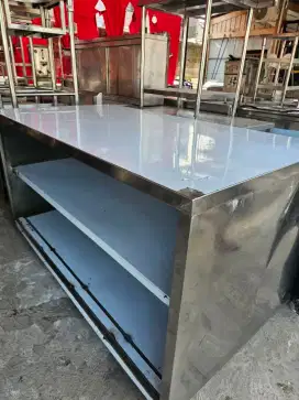 Meja kabinet 
P.170 x L 90 x T 92
Kondisi like new

Harga 4,8jt