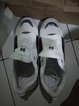 Sepatu dan jam tangan digital