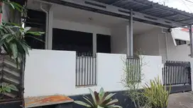 Rumah kecil sederhana Radio dalam