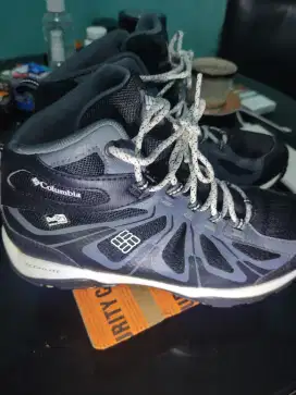 Sepatu outdoor hiking Columbia