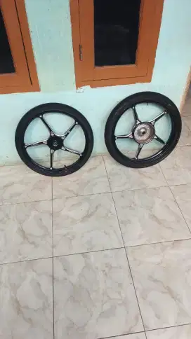 Pelek dan ban masih baru