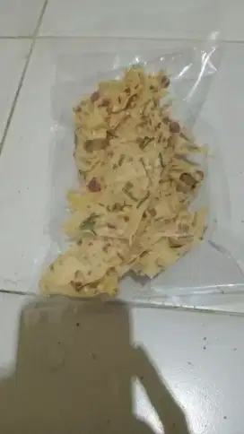 Peyek kacang rebon dan kripik pisang