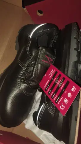 Sepatu safety merk cheetah
