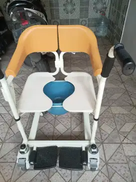 Kursi roda toilet masih baru