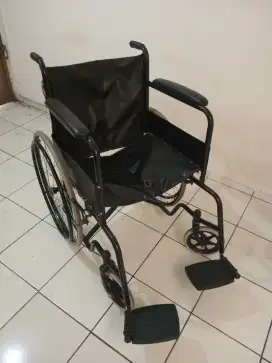 Kursi Roda warna hitam