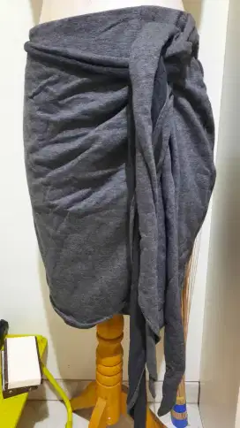 Rok selutut..warna abu tua..fashion